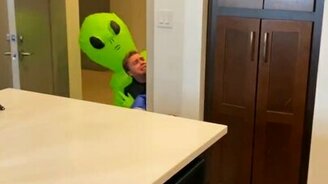 Инопланетянин похитил парня - смотреть видео (0:14)