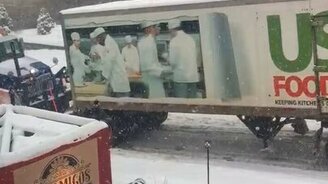 Снегоуборщик помогает грузовику - смотреть видео (0:26)