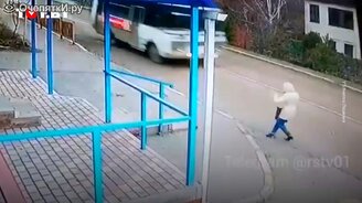 Споткнулась и упала прямо под автобус - смотреть видео (0:28)
