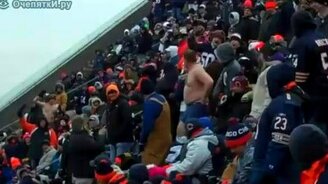 Танец безумца на трибуне - смотреть видео (0:12)