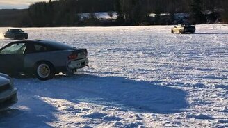 Авто прыжок на зимнем озере - смотреть видео (0:12)