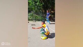 Чемпион по прыжкам в мешках - смотреть видео (0:40)