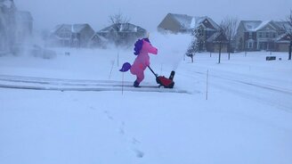 Единорог со снегоуборщиком - смотреть видео (1:08)