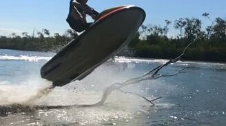 Эффектный прыжок на гидроцикле - смотреть видео (0:14)