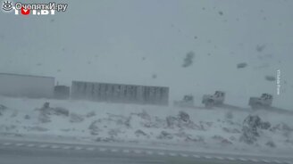 70 грузовиков столкнулись на трассе - смотреть видео (0:56)