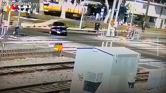 Когда не посмотрел по сторонам перед поездом - смотреть видео (0:17)