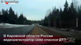 Лесовоз опрокинул брёвна на легковушку - смотреть видео (0:29)