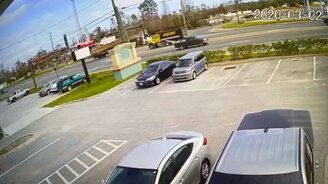 Опрокинулся в повороте - смотреть видео (0:13)