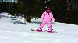 В 1 год встал на доску - смотреть видео (1:45)