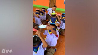 Игра вслепую с тарелками и мукой - смотреть видео (0:31)