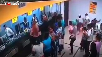 Остался без штанов в аэропорту - смотреть видео (0:16)