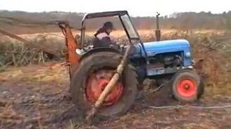 Как вытащить трактор из грязи - смотреть видео (2:52)