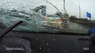 Железка прилетела в стекло - смотреть видео (0:18)