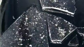 Лёд сковал машину - смотреть видео (0:17)