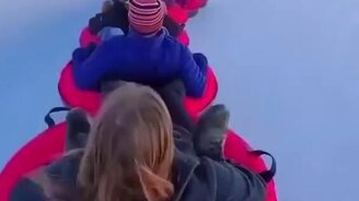 Паровозиком на "ватрушках" - смотреть видео (0:25)