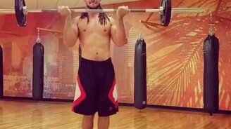 Со штангой на мяче - смотреть видео (1:00)