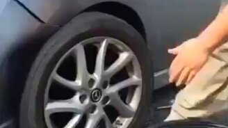 Женщина снимает колесо - смотреть видео (0:18)