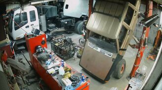 Джип падает с подъёмника - смотреть видео (0:42)