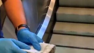 Протираем перила эскалатора - смотреть видео (0:18)