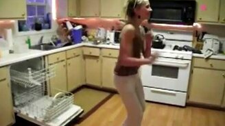 Покривлялась на кухне - смотреть видео (0:23)