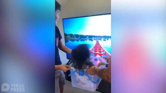 Безопасный аттракцион для малышки - смотреть видео (0:23)