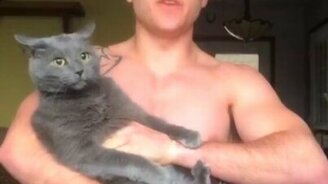 Реакция кошки на пение - смотреть видео (0:21)