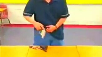 Сколько помещается оружия за пазухой - смотреть видео (0:42)