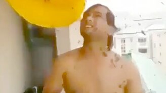 Самый экстремальный душ - смотреть видео (1:00)