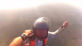 Спасение скайдайвера - смотреть видео (0:52)