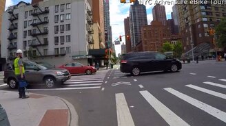 Пешеход теряет скейт - смотреть видео (0:54)