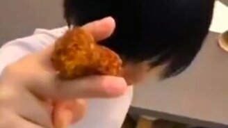 Поединок за кусок курицы - смотреть видео (2:02)