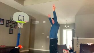 Собака-баскетболист - смотреть видео (0:09)