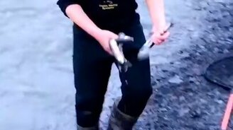 Мальчик ловит рыбу руками - смотреть видео (0:11)