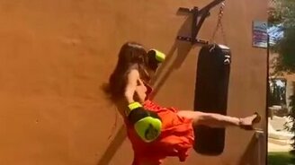 Наряженная боксёрша - смотреть видео (0:26)