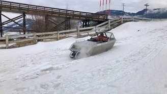 Жёсткий выезд на берег - смотреть видео (0:11)