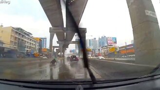 Мотоциклист против лужи - смотреть видео (0:35)