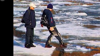 Как мы спасали товарища из-подо льда - смотреть видео (3:33)