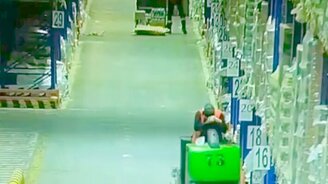 Уснул на погрузчике - смотреть видео (0:20)