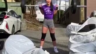 Помогите штангистке - смотреть видео (0:23)