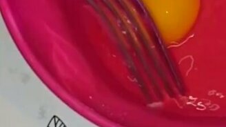 В попытках пожарить яичницу - смотреть видео (0:14)