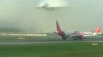 Тут вдруг самолёт!.. - смотреть видео (0:10)