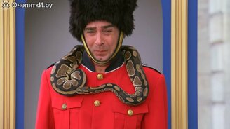 Девочка и королевский гвардеец - смотреть видео (1:33)