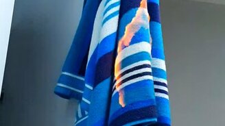 Почему огонь не сжёг полотенце? - смотреть видео (0:14)