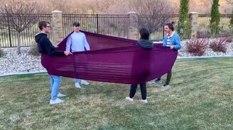 Сложная игра с куском лайкры - смотреть видео (0:12)