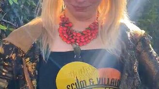 Общительный малыш колибри - смотреть видео (0:56)