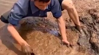 Голыми руками поймал угря - смотреть видео (0:30)