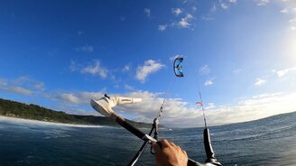 Кайтсёрфинг внутри волны - смотреть видео (0:58)