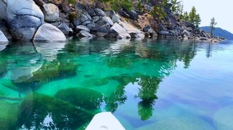 На каяке по прозрачному озеру - смотреть видео (1:10)
