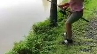 Крепкая маленькая рыбачка - смотреть видео (3:17)