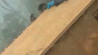 На крыше во время урагана - смотреть видео (1:03)